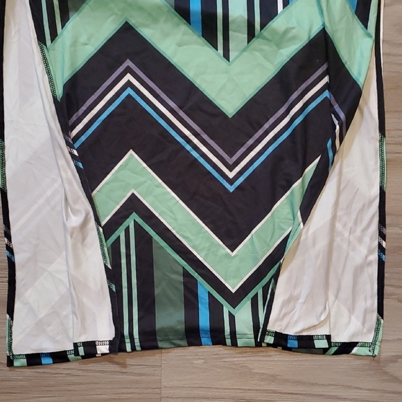 Geometric Patterned Top - Black and Green - Picture 2 of 4